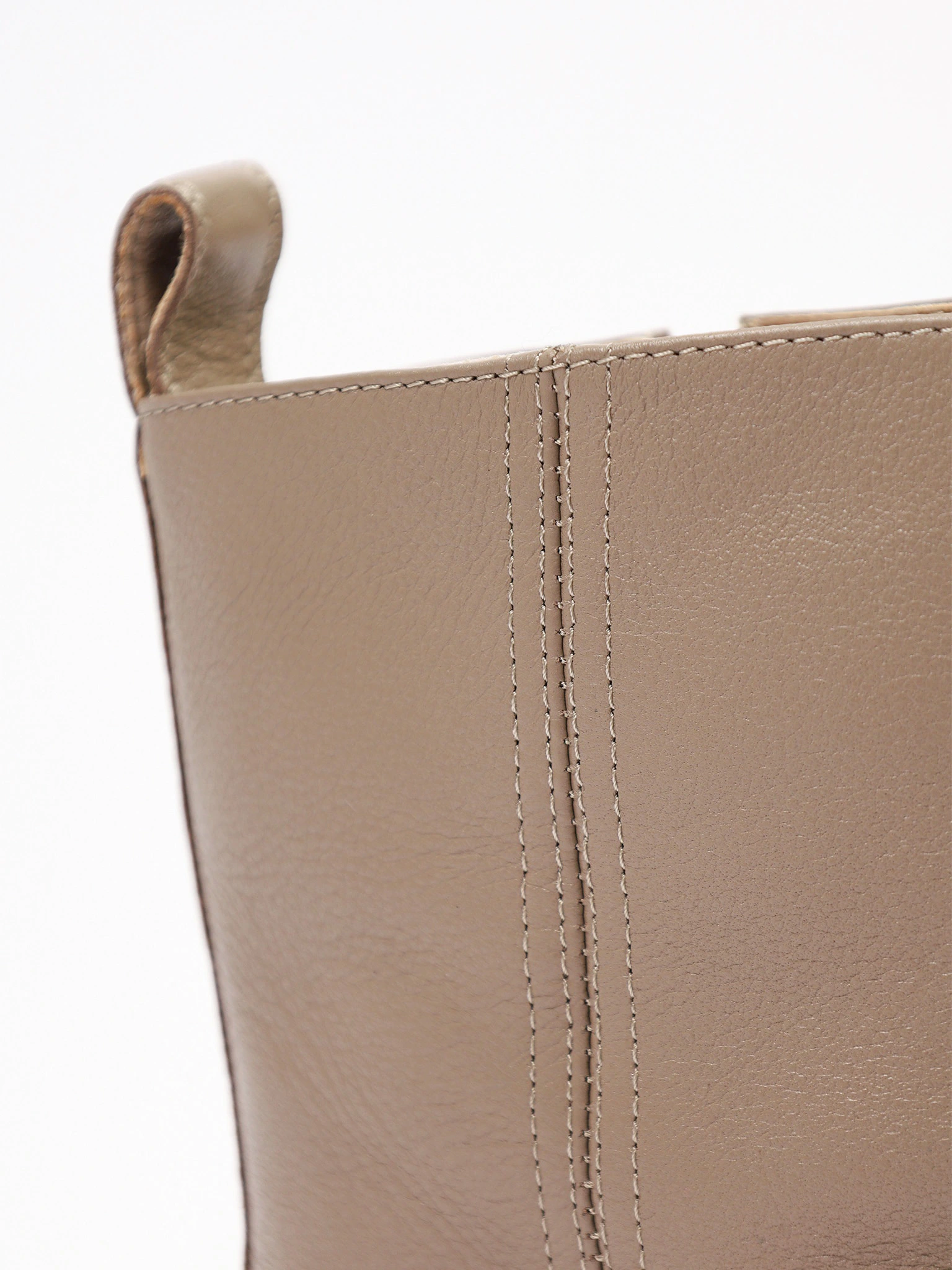 Ботинки серого цвета на среднем широком каблуке